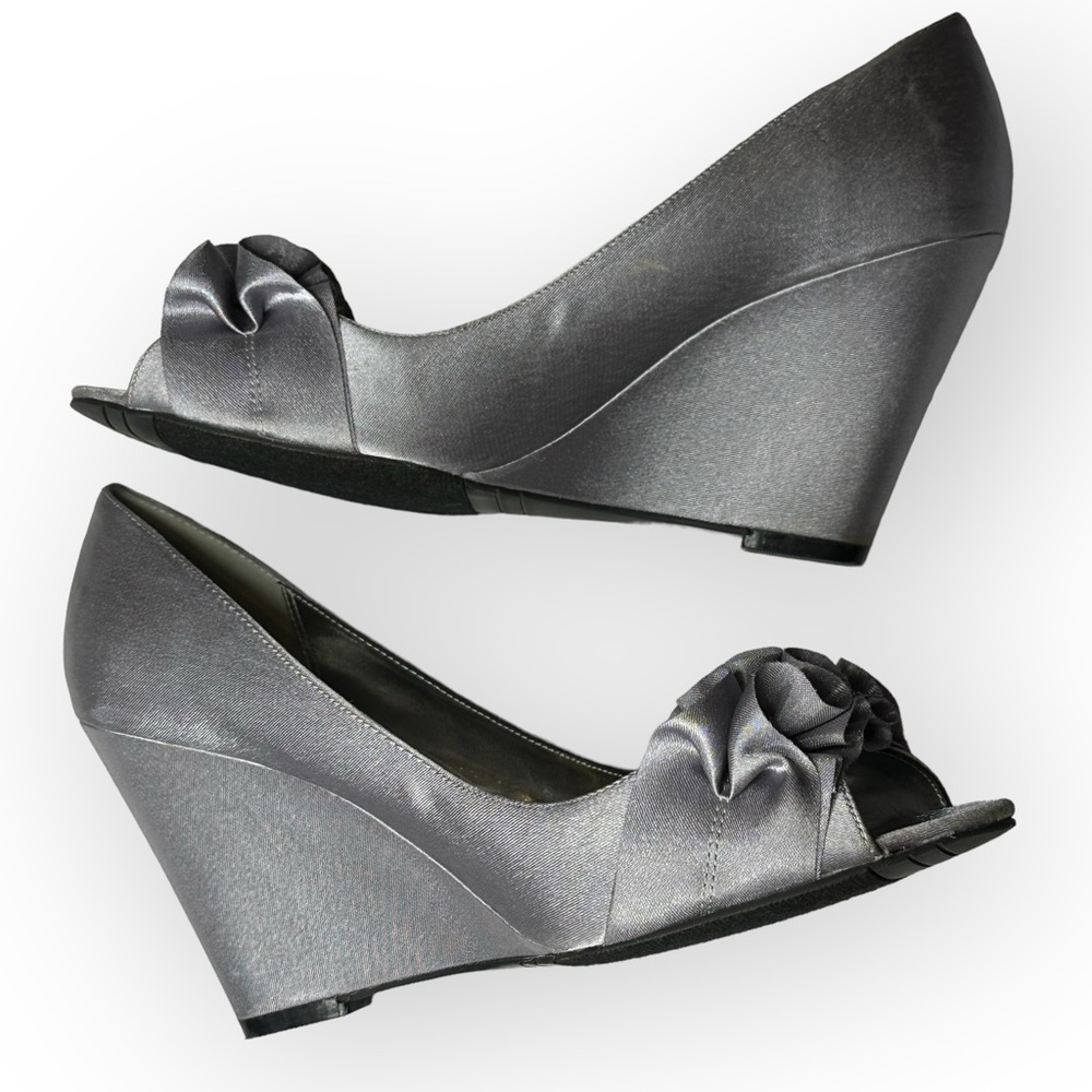 Touch Of Nina Silver Pewter PERTIE Peep-Toe Heels Pumps 8M - Picture 4 of 6